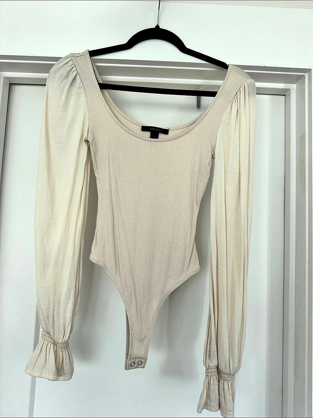 Forever 21 Ribbed Long Sleeve Bodysuit in Cream Size Small Like New